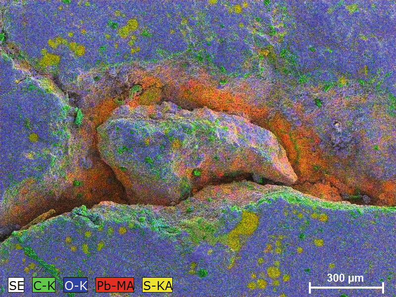 窪み部分に鉛の堆積物（赤）が集中しているひび割れた表面を示すMocs隕石標本の複合純強度マップ