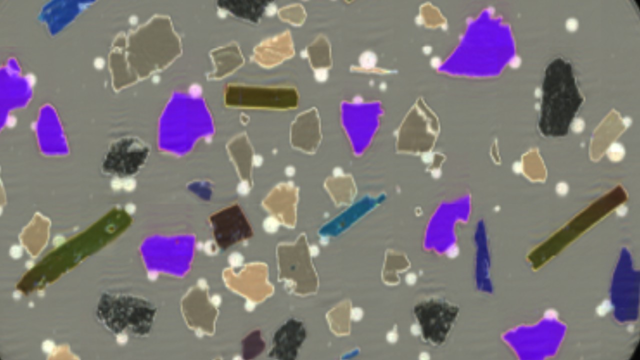 Obrazowanie laserowe w podczerwieni umożliwia ewaluację minerałów i właściwości geochemicznych。Ukazany przykład pokazuje zróżnicowanie minerałów tlenkowych na podstawie ich właściwości refleksyjnych。
