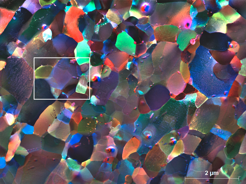 从严重变形(ARB)的铝合金样品中获得的彩色暗场图像。突出显示的区域显示3D细节。通过样品厚度可以看出晶粒间界面的位置和倾角。